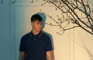 Koszulki POLO – z czym je łączyć? Pomysły na męskie stylizacje koszulki POLO