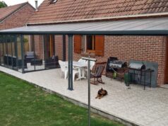 Jak wygodnie urządzić miejsce na grill w ogrodzie? grill pod zadaszeniem