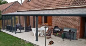 Jak wygodnie urządzić miejsce na grill w ogrodzie? grill pod zadaszeniem