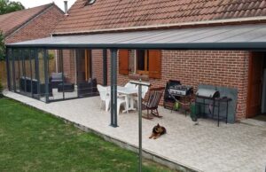 Jak wygodnie urządzić miejsce na grill w ogrodzie? grill pod zadaszeniem